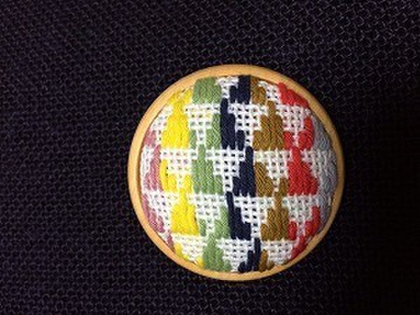 こぎん刺し木枠ブローチ さんかく模様の画像1枚目