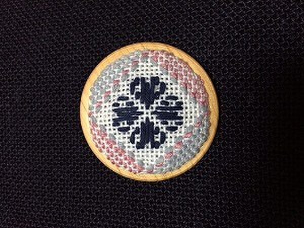 刺繍木枠ブローチの画像1枚目