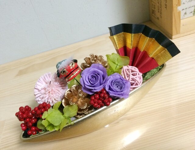 シャンパンゴールドの舟形アレンジ【プリザ+造花】の画像1枚目