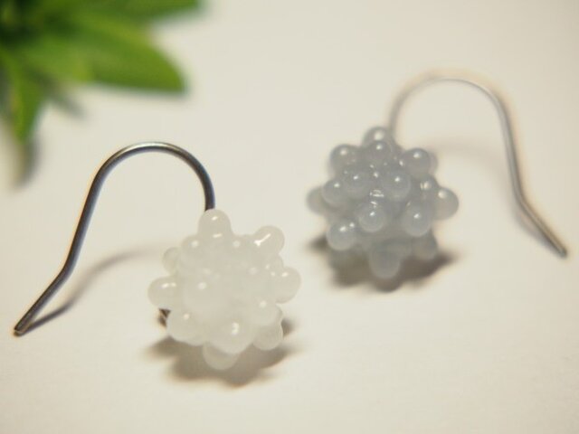 こんぺいとう1粒ピアス 白&グレーの画像1枚目