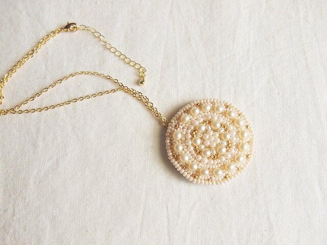 "eve"(gold)ビーズ刺繍ペンダントの画像1枚目