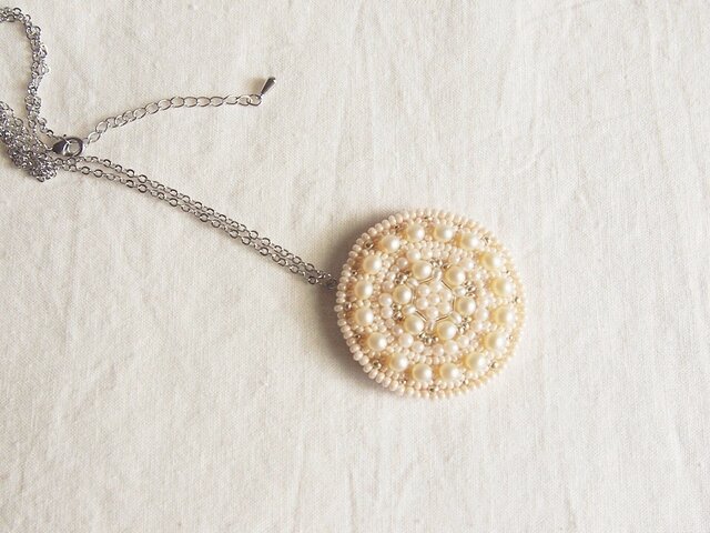 "eve"(silver)ビーズ刺繍ペンダントの画像1枚目