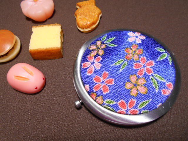 ちりめん*Wミラーコンパクト*紺ぼかし桜の画像1枚目