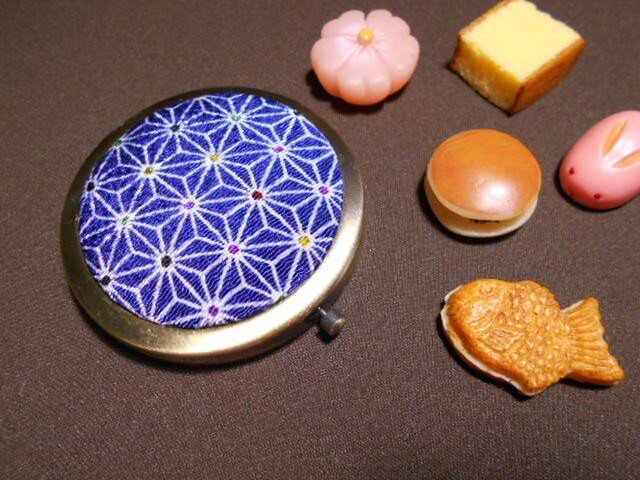 ちりめん*Wミラーコンパクト*紺麻の葉の画像1枚目