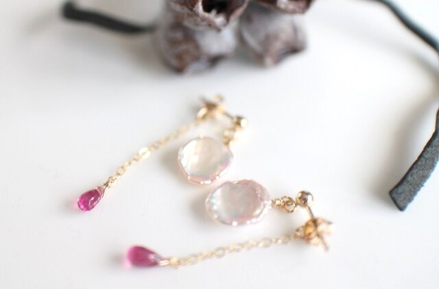 *受注製作*芥子パール*ルべライトの花びらpierced***の画像1枚目