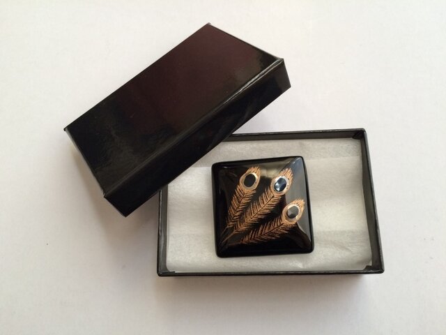 孔雀の羽の帯留 (漆塗 蒔絵と螺鈿) | iichi 日々の暮らしを心地よく