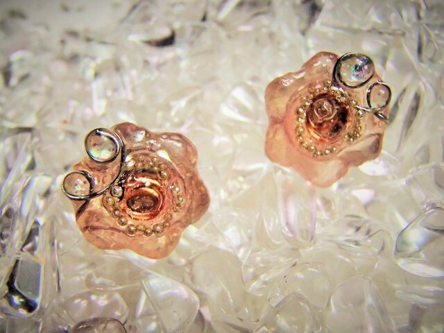 オルゴナイト/樹脂ピアス/フラワーの画像1枚目