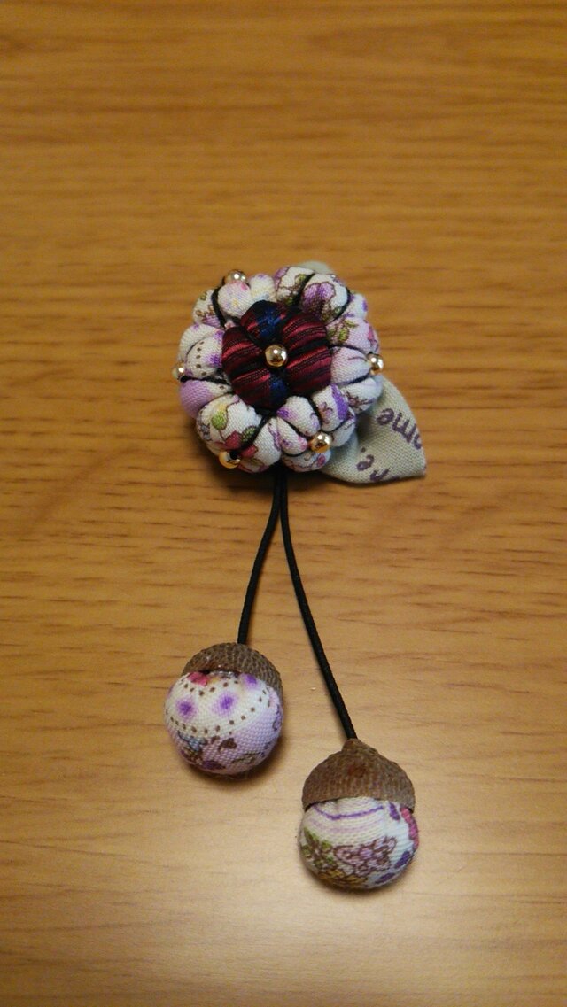 花のどんぐりのブローチの画像1枚目
