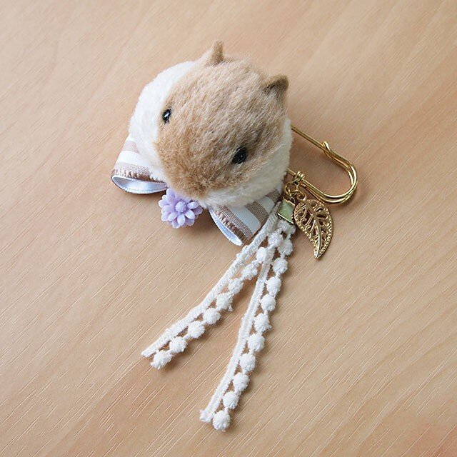 ふんわりブローチ*リスパステルカラーの画像1枚目