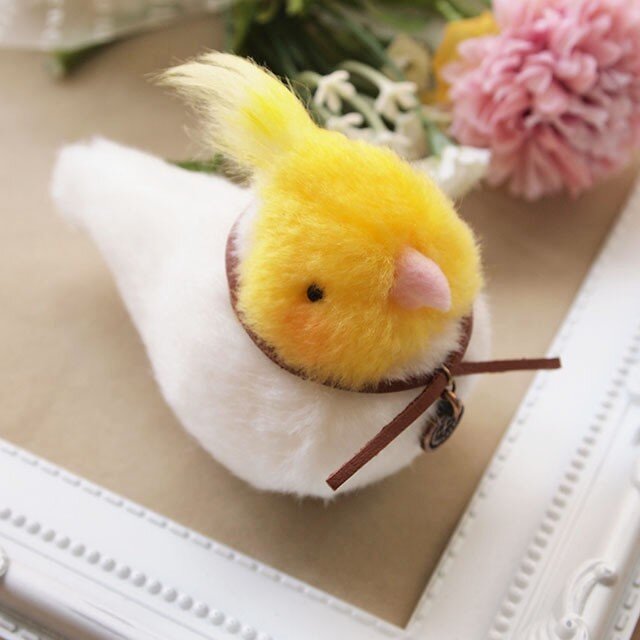 【再販】手のひらサイズのぬいぐるみオカメインコ白*クロスのチャームの画像1枚目