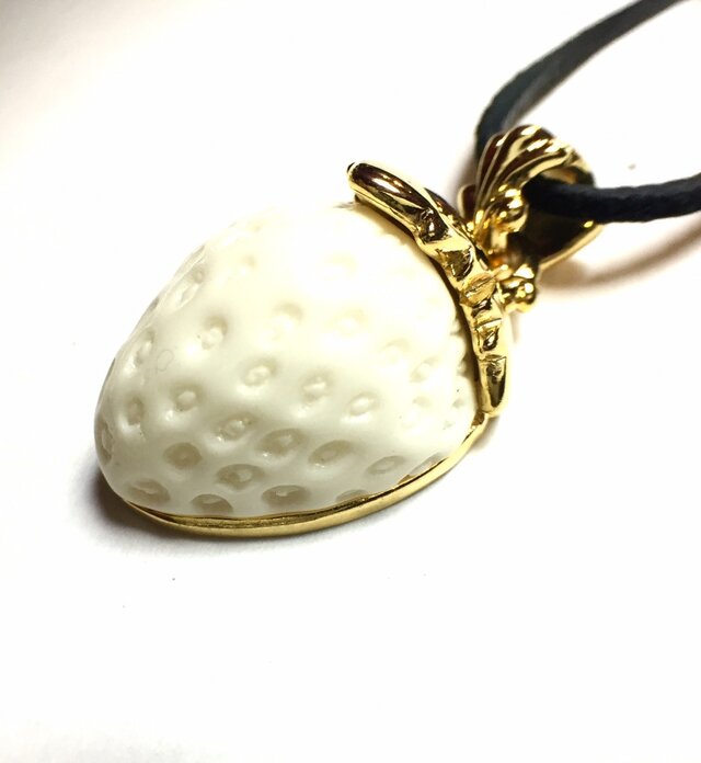 SOLID DESIGN レリーフストロベリーペンダント ホワイトの画像1枚目