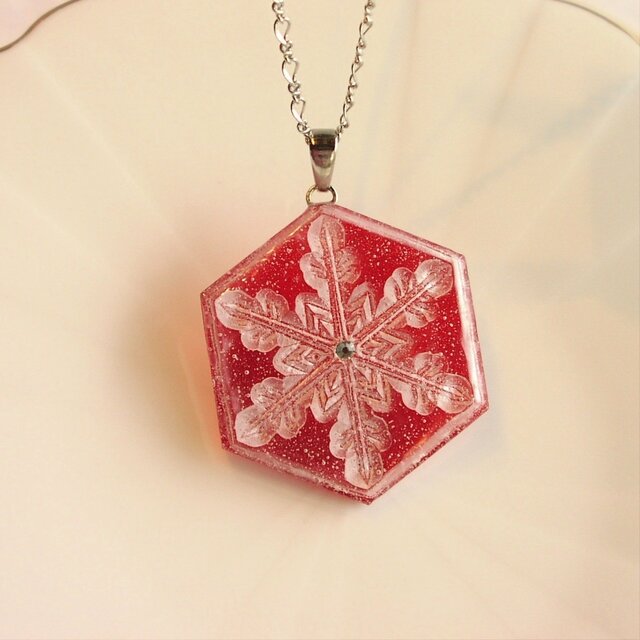 雪の結晶ネックレス①(レッド)の画像1枚目