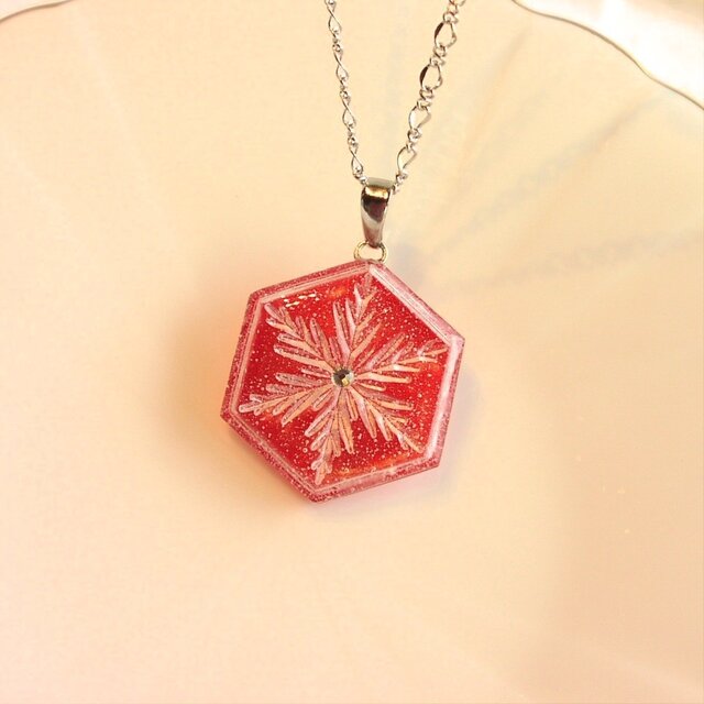 雪の結晶ネックレス②(レッド)の画像1枚目