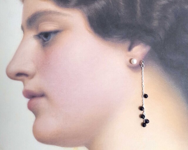 揺れるパールのロングピアス<ホワイト×ミッドナイトブルー>の画像1枚目