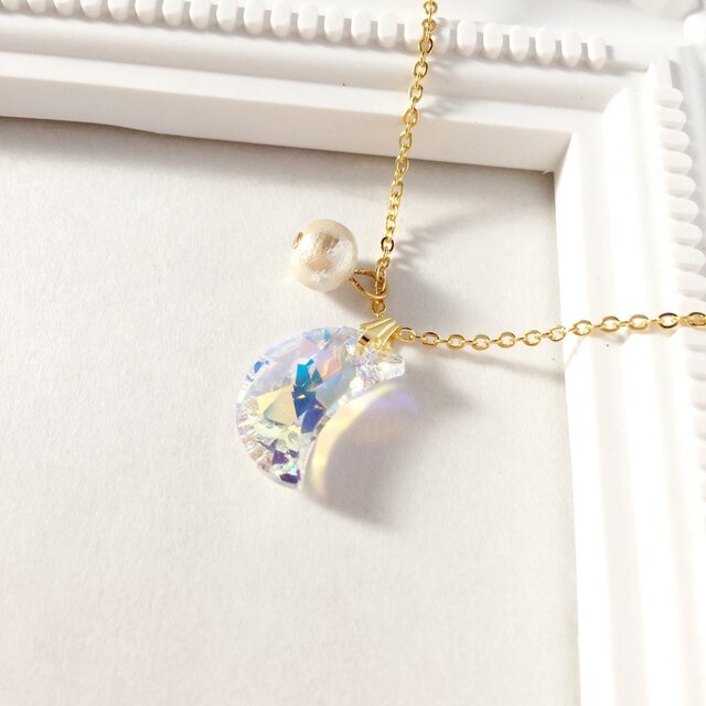 crystal moon necklaceの画像1枚目