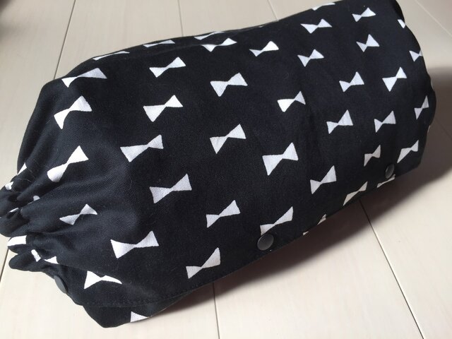 エルゴ・抱っこ紐カバー(黒リボン×ストライプ)の画像1枚目