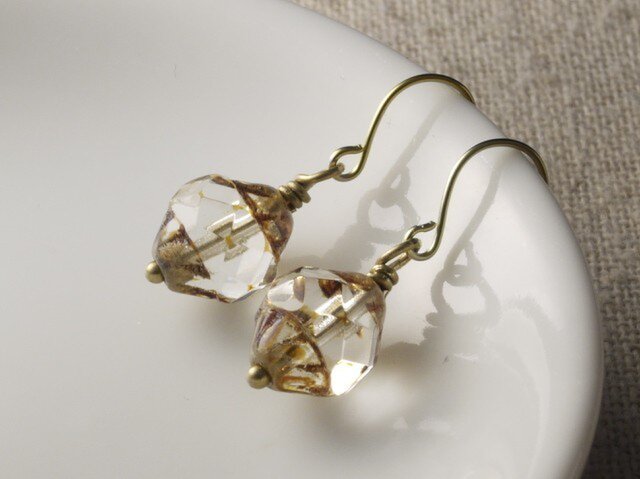 削りだしたみたいなチェコビーズのピアス クリスタル 微妙に小さめの画像1枚目
