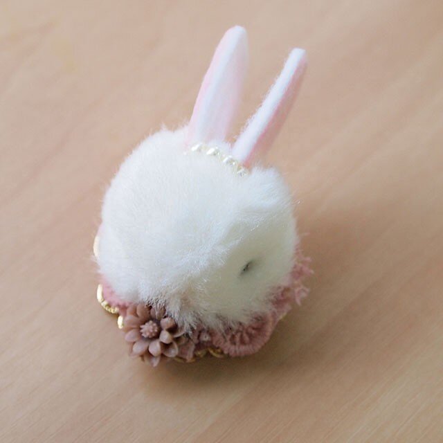 ふんわりブローチシンプルタイプ*ピンクレースの白うさぎの画像1枚目