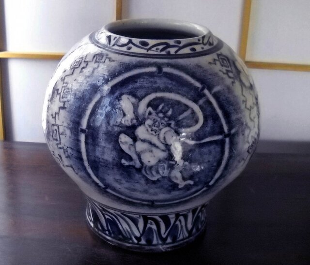 染付壷 風神 雷神の図の画像1枚目