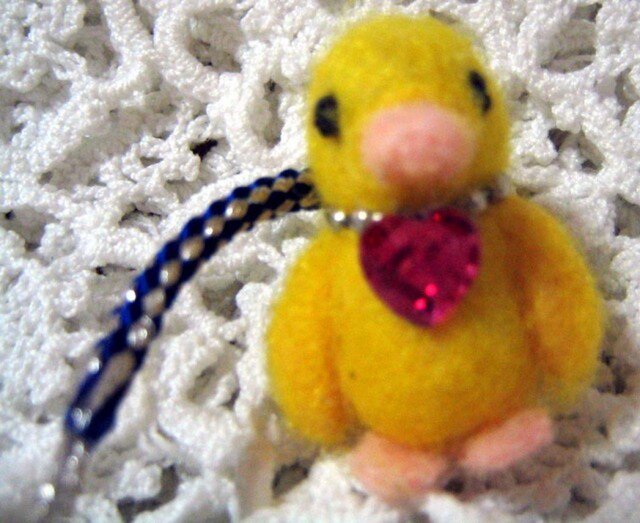 送料無料! 幸せの黄色いペンギンストラップの画像1枚目