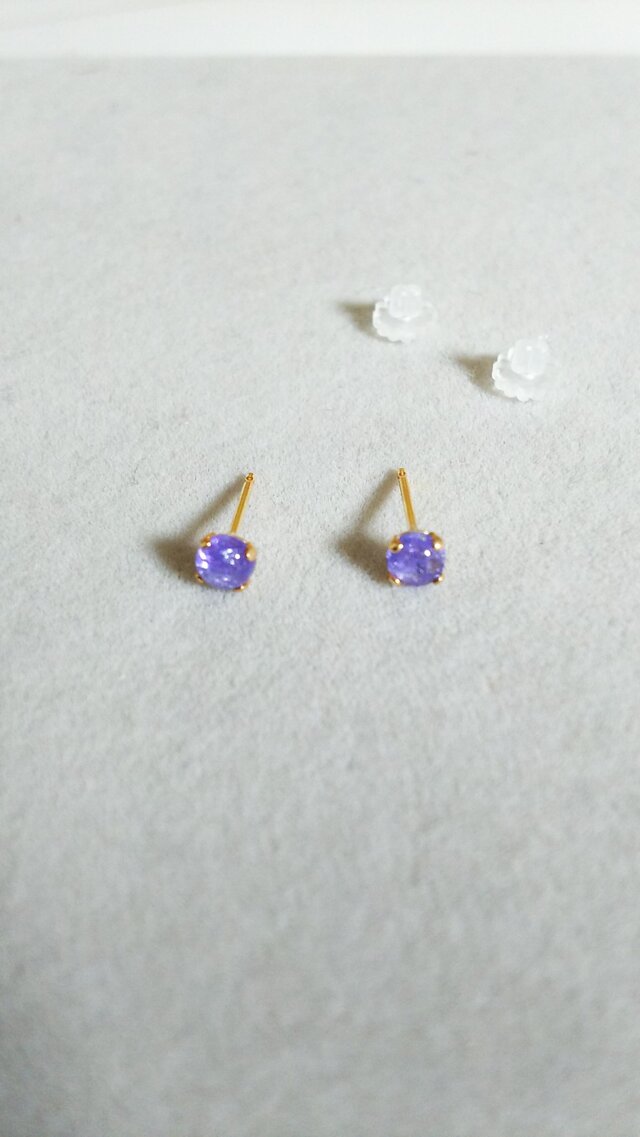再販:宝石質タンザナイトラウンドカボションピアス(4ミリ)の画像1枚目