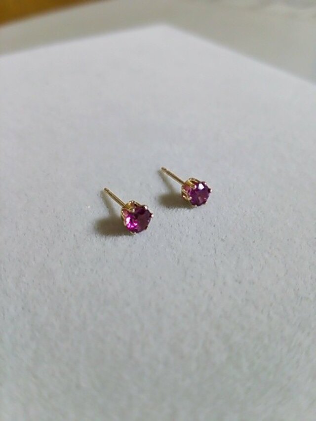 再販:宝石質ロードライトガーネットファセットピアス(4ミリ)の画像1枚目