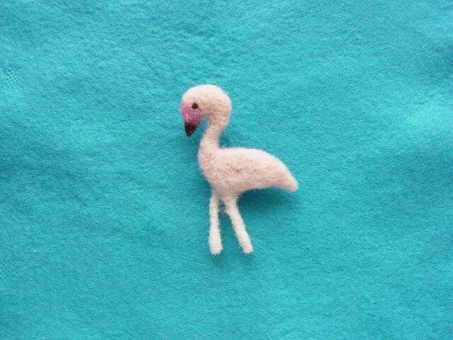 シャイなフラミンゴのブローチの画像1枚目