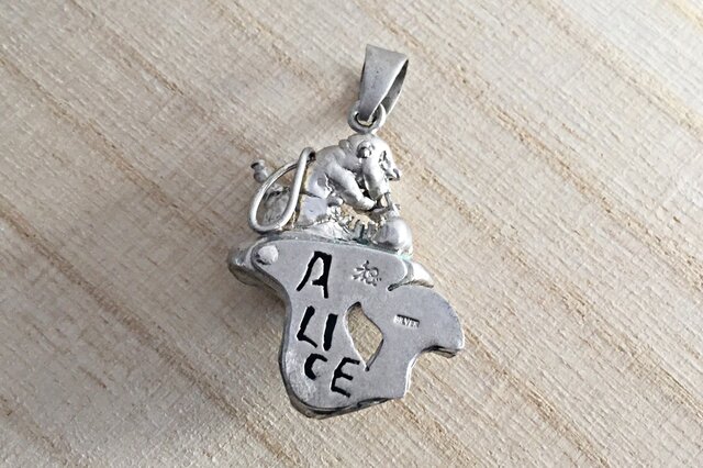 不思議の国のアリス 水キセルの芋虫 | iichi 日々の暮らしを心地よく