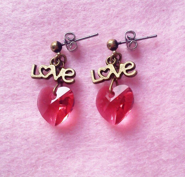 (ご予約品)スワロハートのLOVEピアス(インディアンピンク)の画像1枚目