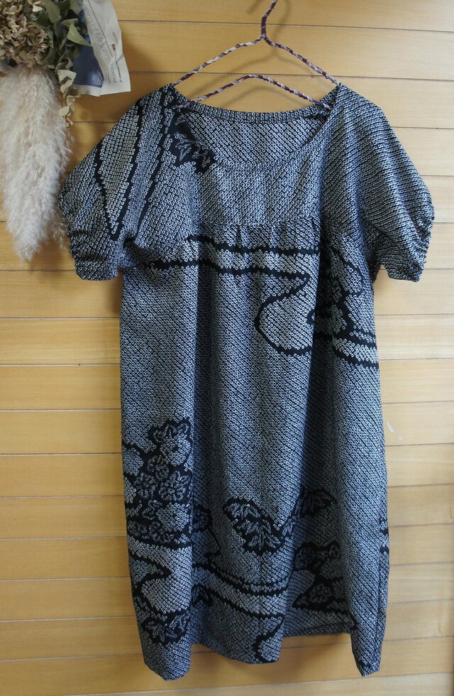 黒絞りの羽織から　お出かけパフ袖ＯＰ　着物リメイク