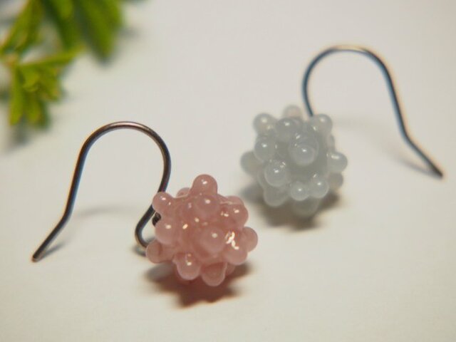 こんぺいとう1粒ピアス 赤紫×グレーの画像1枚目