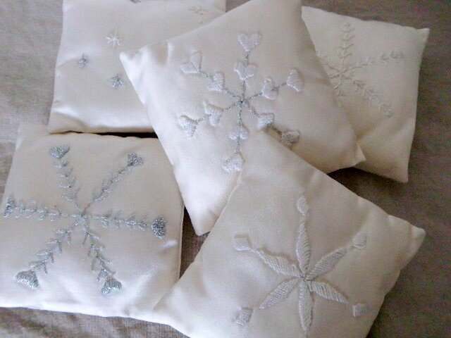 雪の結晶模様のミニクッション 5個セットの画像1枚目