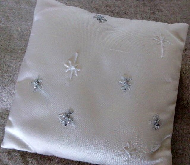 雪の結晶模様のミニクッション 5個セット | iichi 日々の暮らしを