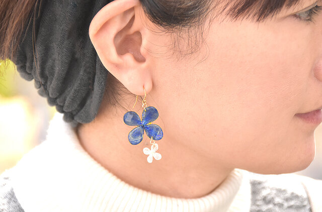 小さなアジサイとパール【藍染】デザインピアス 14kgf/イヤリングの画像1枚目