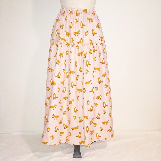 【ほっそり見せ！】キツネいっぱいのティアードスカート（ピンクベージュ）