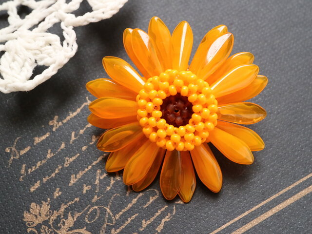 ガーベラのブローチ（オレンジ） | iichi 日々の暮らしを心地よくする