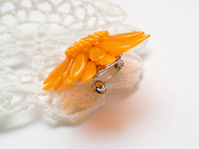 ガーベラのブローチ（オレンジ） | iichi 日々の暮らしを心地よくする
