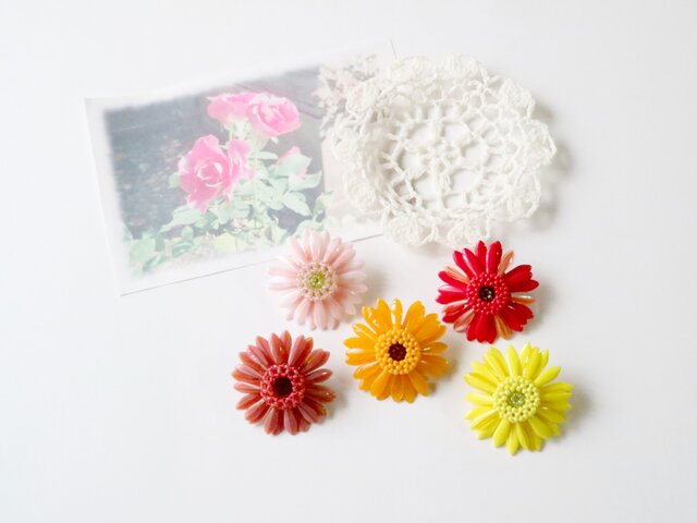 ガーベラのブローチ（オレンジ） | iichi 日々の暮らしを心地よくする