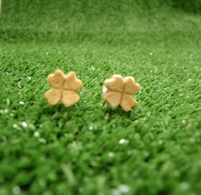 幸せみぃ~つけた!四つ葉クローバー木彫りピアスの画像1枚目