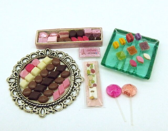 マッチ箱の中のミニチュアお菓子の画像1枚目