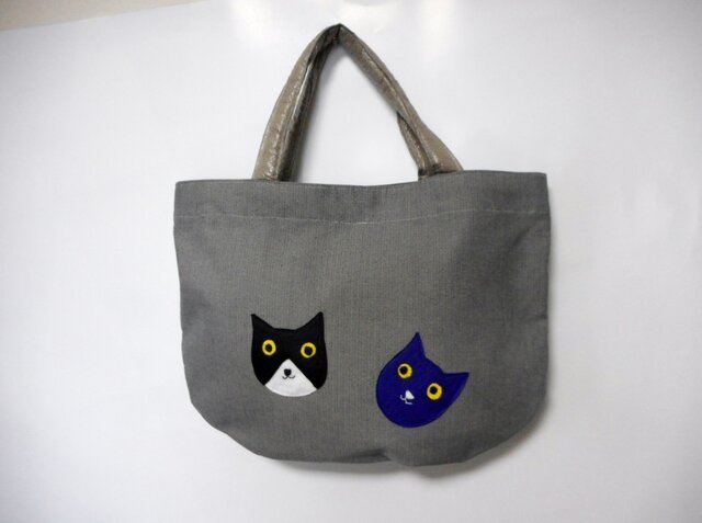 2匹の猫ちゃん グレーの画像1枚目
