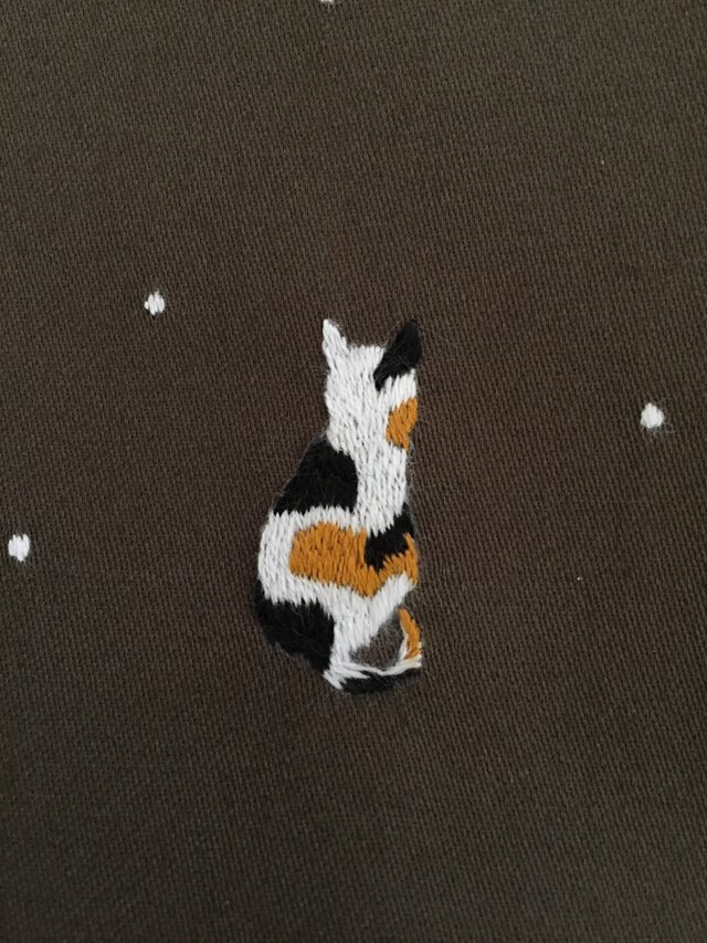 ハンカチ 冬の三毛猫刺しゅう(雪と福寿草) | iichi 日々の暮らしを