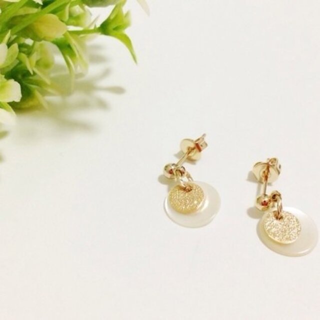W round • white shell×gold ピアス/イヤリングの画像1枚目