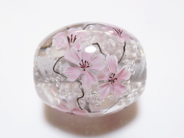 桜のとんぼ玉 | iichi 日々の暮らしを心地よくするハンドメイドや