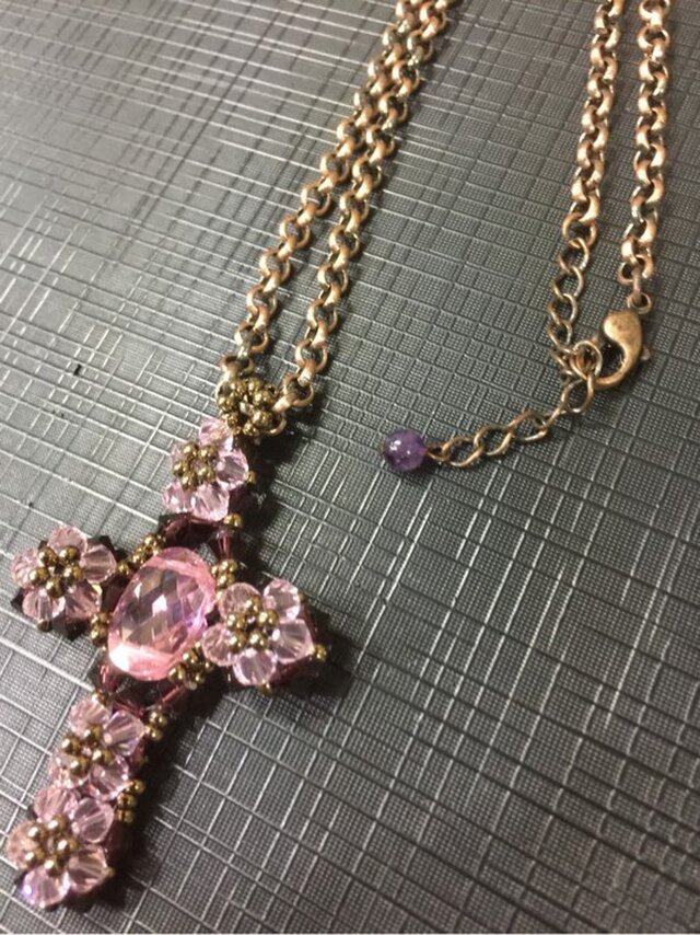 スワロフスキー クロスネックレス ピンク×パープルの画像1枚目