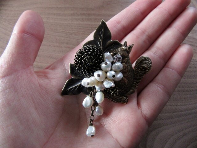 SALE】りすと不揃い淡水パールのブローチ② iichi ハンドメイド・クラフト作品・手仕事品の通販