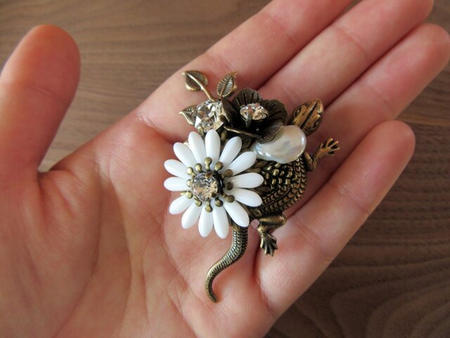 【SOLD】マーガレットと蜥蜴(とかげ)ブローチの画像1枚目