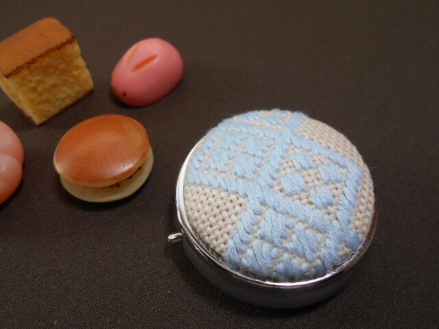 こぎん刺し*ピルケース*小物入れ*生成りに淡ブルーの画像1枚目