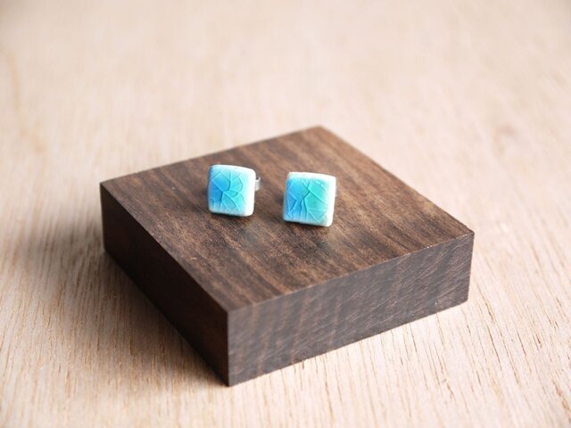 陶の四角ピアス 水色の画像1枚目