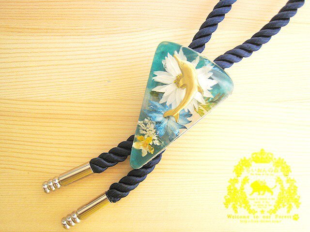 お花とイルカのループタイの画像1枚目